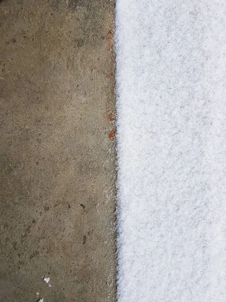 Ένα Κάθετο Πλάνο Υψηλής Γωνίας Από Τσιμεντένιο Έδαφος Μισοκαλυμμένο Χιόνι — Φωτογραφία Αρχείου