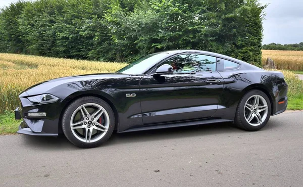 Kiel Németország Május 2020 Fekete Ford Mustang Sportkocsi Előtt Egy — Stock Fotó