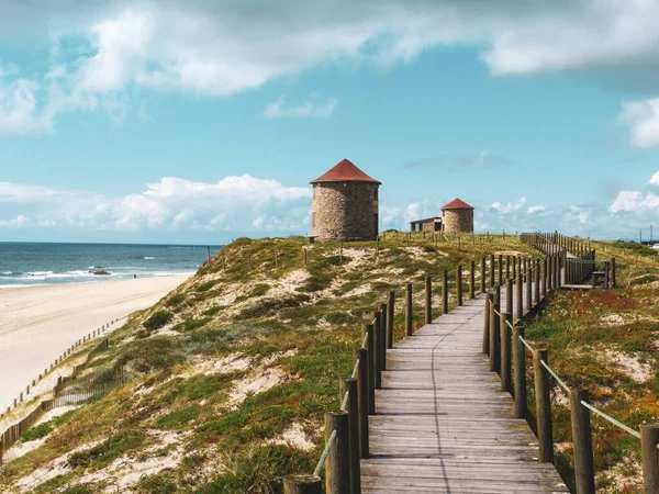 Красивый Пейзаж Старой Традиционной Ветряной Мельницы Песчаных Холмах Апулии Португалии — стоковое фото