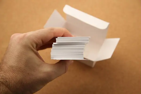 Primo Piano Uomo Possesso Carte Bianche Con Una Scatola Aperta — Foto Stock