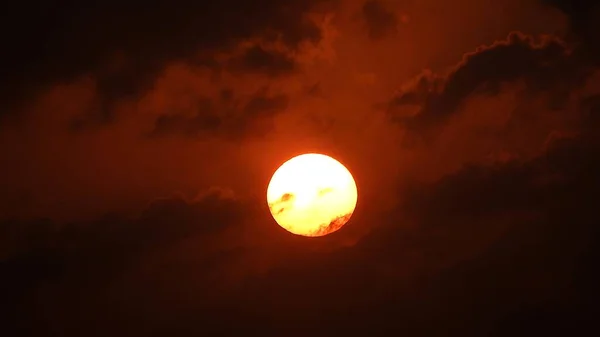 Der Wunderschöne Orangefarbene Sonnenuntergang Und Ein Bewölkter Himmel — Stockfoto