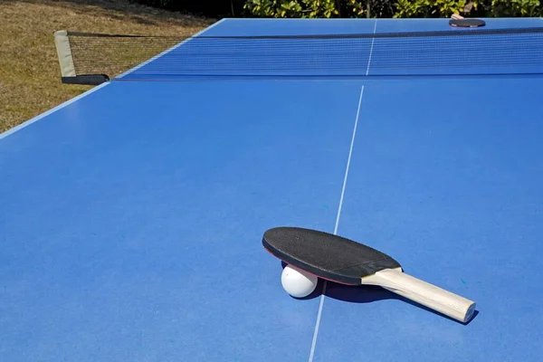 Gros Plan Une Table Ping Pong Bleue Avec Deux Pagaies — Photo