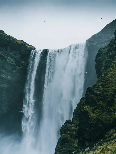 Μια Κάθετη Λήψη Του Καταρράκτη Skogafoss Στην Ισλανδία Μια Ζοφερή — Φωτογραφία Αρχείου