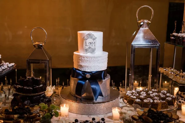 Bolo Casamento Três Camadas Com Uma Fita Azul Rodeado Vários — Fotografia de Stock