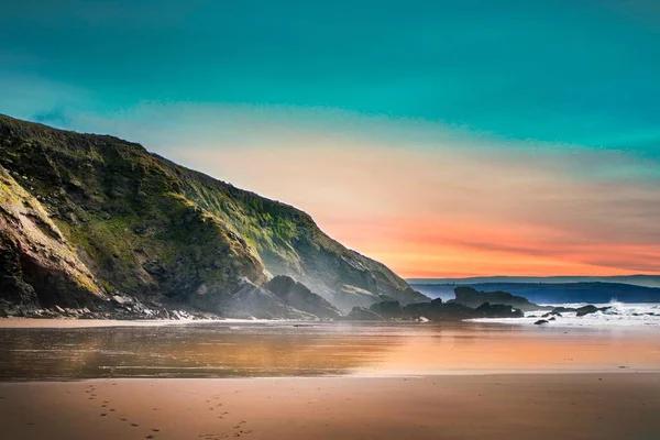 Breathtaking Shot Sandy Beach Green Hills Colorful Sky — Stock Photo, Image