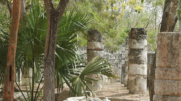 Las Ruinas Con Estatuas Paredes Talladas Piedra Chichén Itzá México — Foto de Stock