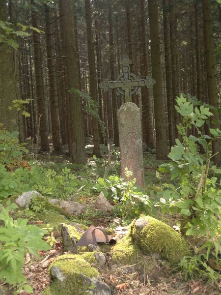 십자가가 소름끼치는 묘비의 — 스톡 사진