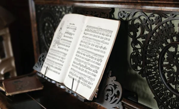 Ένα Κοντινό Πλάνο Του Ασπρόμαυρου Μουσικού Φύλλου Στο Πιάνο — Φωτογραφία Αρχείου