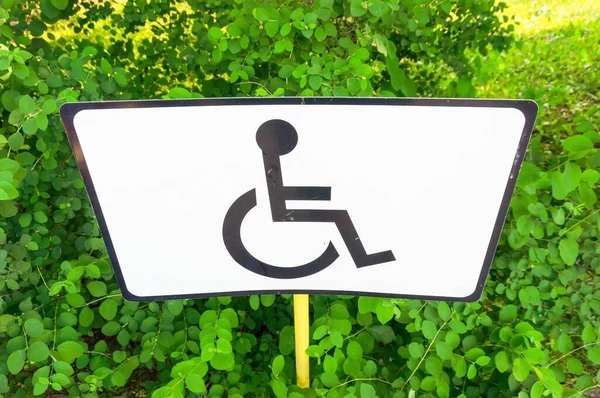 Detailní Záběr Symbolu Invalidního Vozíku Bílé Ceduli Zelení Pozadí — Stock fotografie