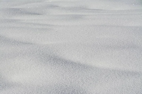在阳光灿烂的日子里 从地面上美丽的雪地里拍出一张特写高角的照片 — 图库照片