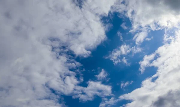 Ângulo Baixo Tiro Céu Azul Nublado Durante Dia Verão Perfeito — Fotografia de Stock