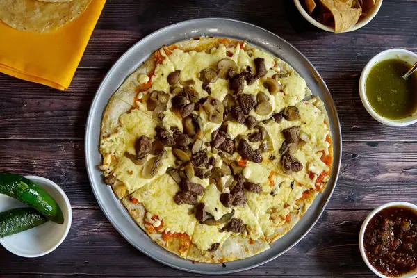 Een Hoge Engel Closeup Shot Van Zelfgemaakte Pizza Met Chorizo — Stockfoto