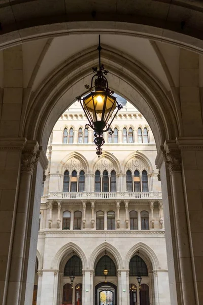 Uma Bela Imagem Vertical Arco Mármore Com Lustre Medieval Contra — Fotografia de Stock