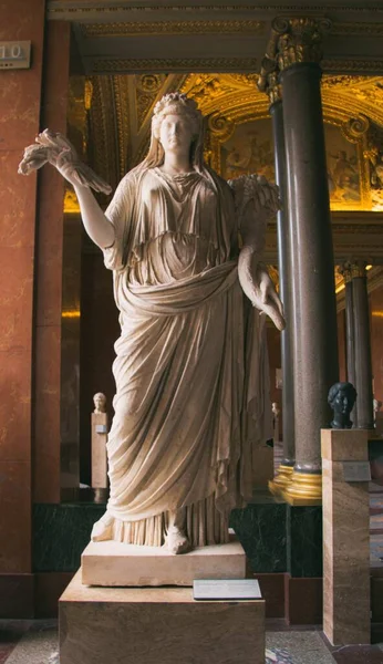 博物馆里的Livia Ceres雕像的垂直特写 — 图库照片