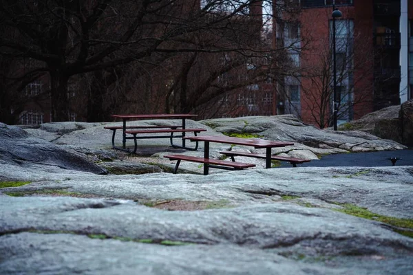 Parque Una Gran Roca Con Mesas Sillas Pequeño Estanque — Foto de Stock