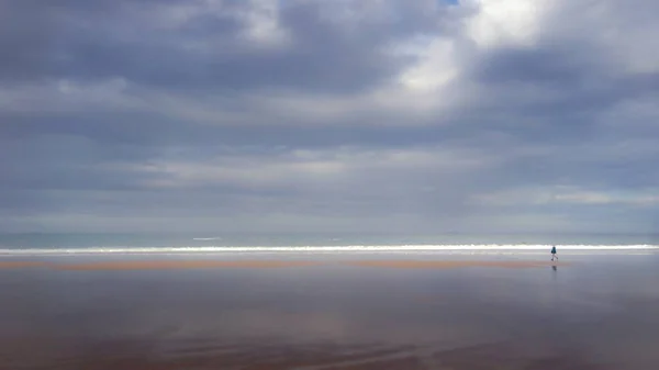 Man Walking Alone Beach Sea Blue Sky Meet — Stock Photo, Image