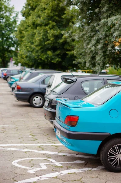 Poznan Polen Jun 2014 Rij Geparkeerde Auto Een Parkeerplaats Bij — Stockfoto
