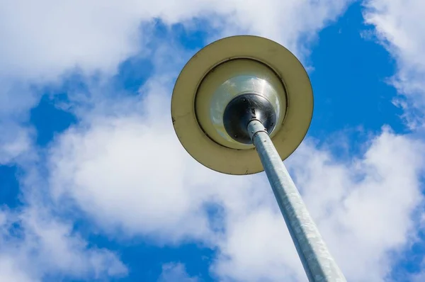 Een Lage Hoek Opname Van Een Lamp Een Metalen Paal — Stockfoto