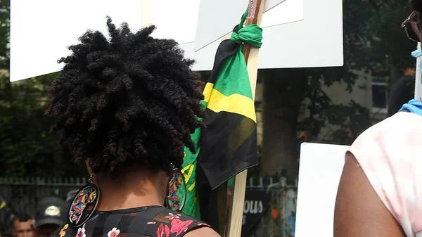 Afroamerikansk Kvinna Med Lockigt Hår Som Håller Flagga Protesten — Stockfoto