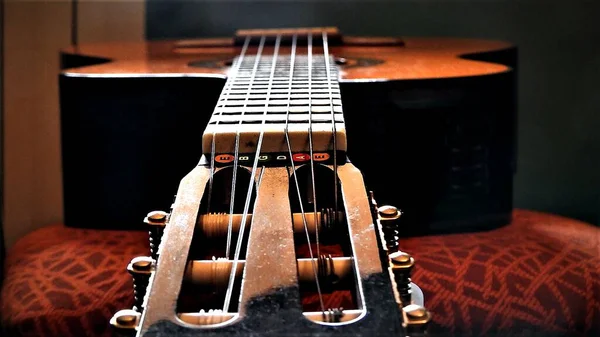 Guitarra Madeira Com Cordas Numa Cadeira Vermelha — Fotografia de Stock