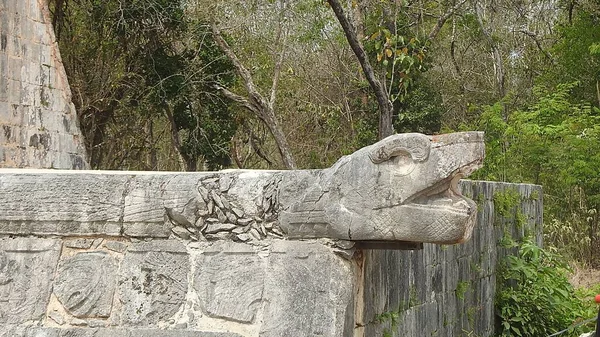 Una Vecchia Statua Coccodrillo Pietra Durante Giorno — Foto Stock