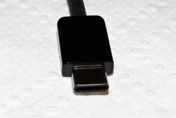 Beyaz Bir Yüzey Üzerinde Siyah Taşınabilir Tipi Kablo Yakın Çekim — Stok fotoğraf