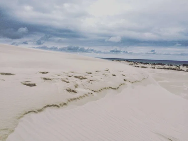 Eine Schöne Aufnahme Von Einem Sandstrand Auf Bewölktem Himmel Hintergrund — Stockfoto