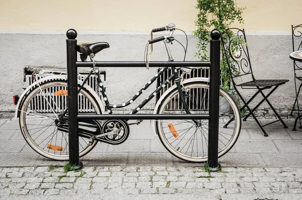 Poznan Polonia Mayo 2014 Bicicleta Bloqueada Una Barrera Metálica Ciudad —  Fotos de Stock