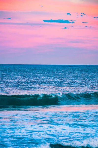 Tiro Hipnotizante Das Ondas Oceano Brilhando Sob Céu Rosa Ótimo — Fotografia de Stock
