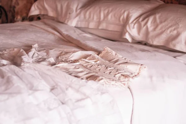 ベッドの上でエレガントなピンクのコルセットの美しいショット — ストック写真