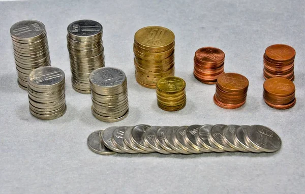 Una Pila Monedas Rumanas Sobre Mesa — Foto de Stock