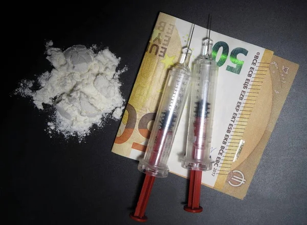 Detailní Záběr Kokainu Dvě Injekční Stříkačky Peníze Izolované Černém Pozadí — Stock fotografie