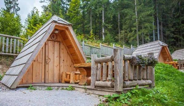 スロベニアのNova VasにあるHija Glamping Lake Blokeの小さな木造キャビンの閉鎖 — ストック写真