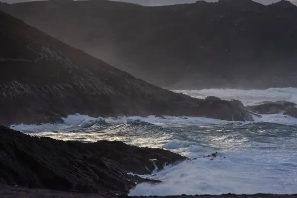 波が砕ける山の海岸の閉鎖 — ストック写真