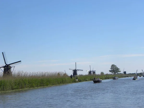 Een Landschap Van Molens Nabij Een Rivier Met Veel Boten — Stockfoto