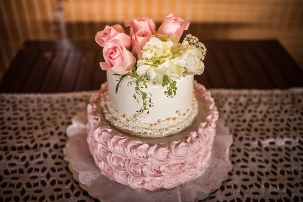 花の装飾が施された美しいケーキのクローズアップ — ストック写真