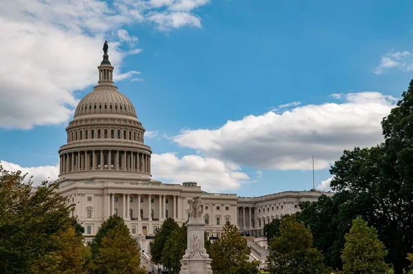 Una Visión Menos Común Del Edificio Capitolio Con Árboles Primer —  Fotos de Stock