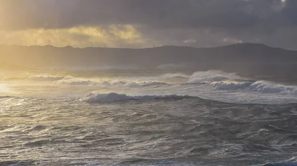 曇った夜に撮影された嵐の海の壮大な波 — ストック写真