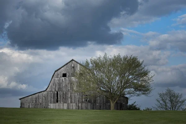 Primo Piano Edificio Abbandonato Campo Sotto Cielo Nuvoloso Blu — Foto Stock