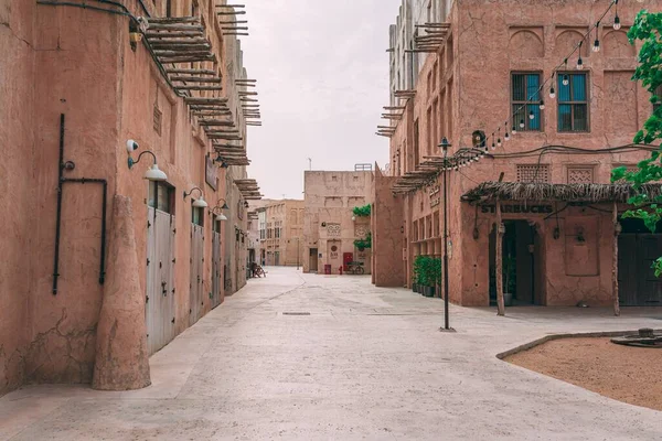 Bello Tiro Una Calle Vacía Rodeada Edificios Piedra —  Fotos de Stock