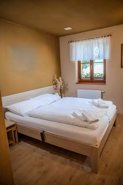 Ένα Άνετο Ρουστίκ Δωμάτιο Ξενοδοχείου Λευκά Σεντόνια Ένα Πάρκο Της — Φωτογραφία Αρχείου