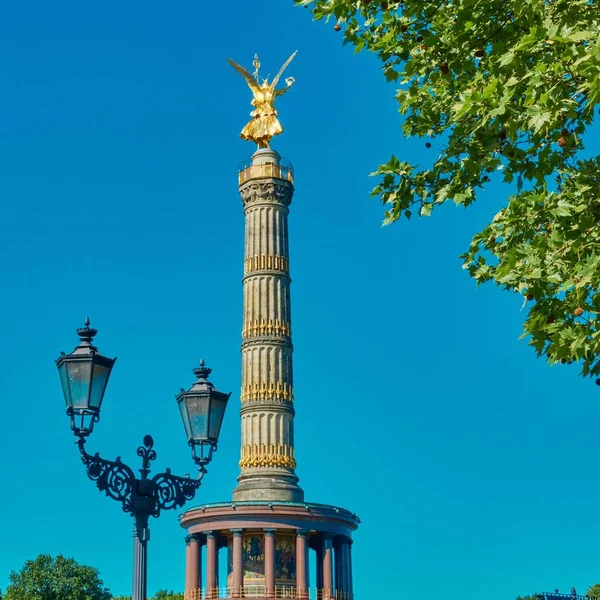 Статуя Большая Звезда Окруженная Деревьями Лучами Солнца Голубым Небом Берлине — стоковое фото