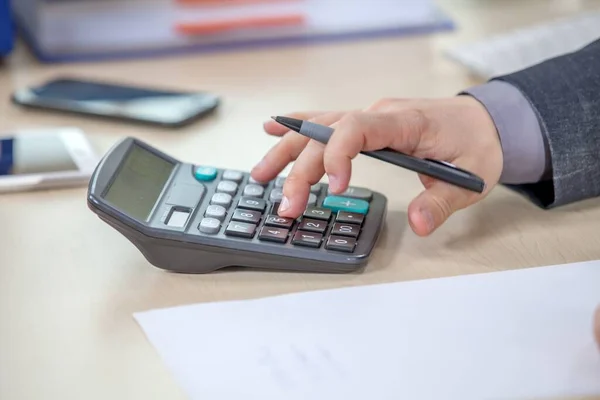 Jovem Empresário Que Trabalha Seu Escritório Calcula Números — Fotografia de Stock