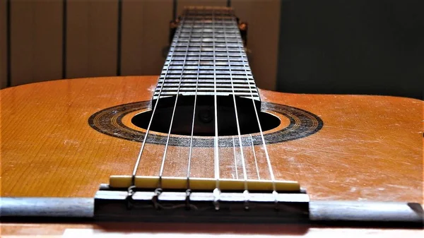 Tiro Close Das Cordas Uma Guitarra Acústica Padrão — Fotografia de Stock