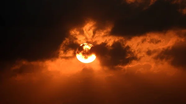 Hermosa Puesta Sol Con Cielo Nublado Sobre Mar — Foto de Stock