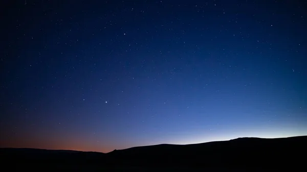 Silhuetter Kullar Stjärnklar Himmel Natten Perfekt För Tapeter Och Bakgrunder — Stockfoto