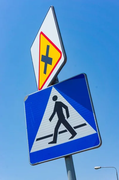 Вертикальний Низькокутний Знімок Пішохідних Дорожніх Знаків — стокове фото
