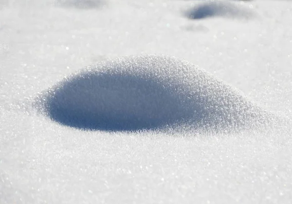 Ett Vinterlandskap Med Snödyner Fjällskog — Stockfoto