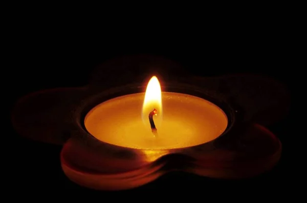 Nahaufnahme Einer Brennenden Kerze Mit Dunklem Hintergrund Konzept Licht Der — Stockfoto