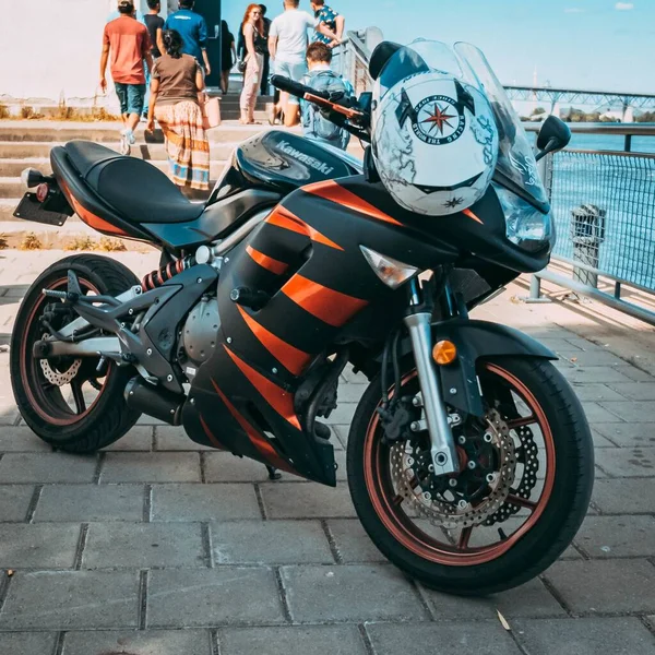 Shot Black Orange Motorbike Its Helmet Parked Harborside — 图库照片